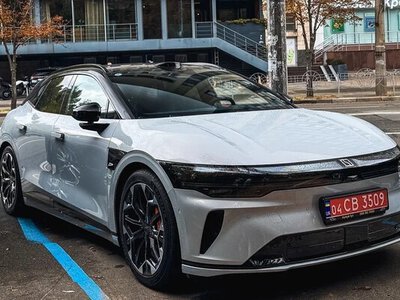 В Україні з'явився недорогий сімейний електрокар Zeekr із запасом ходу понад 800 км (ФОТО)