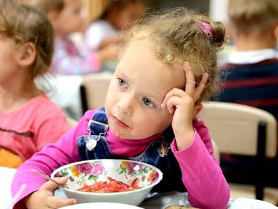 Діти не наїдаються: батьки скаржаться на якість харчування у дитсадках