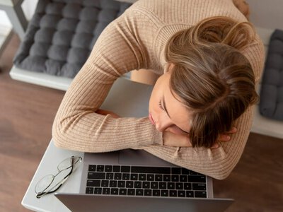 Втомлена шия після роботи за екраном? Ось що реально допомагає
