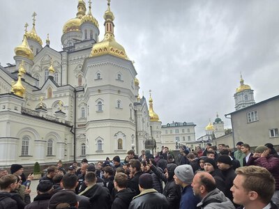 Під Почаєвською лаврою прихильники московського патріархату влаштовують провокації
