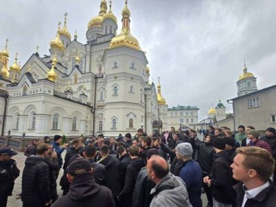 Прихильники московського патріархату виставили проти поліції дітей і пенсіонерів