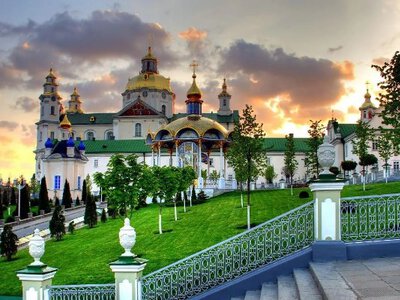 Вакханалія якась: що відбувається зараз у Почаївській лаврі