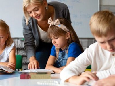 Вчителі й вихователі на вагу золота: чому в Україні бракує педагогів