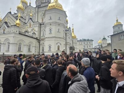 Скандал в Лаврі: прихильники московського патріархату виставили проти поліції дітей і пенсіонерів