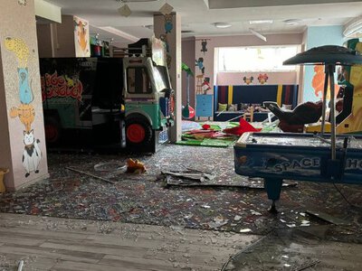 Тут діти святкували дні народження: ракета пошкодила дитячий розважальний центр