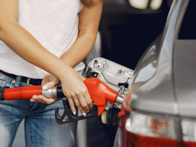 Як правильно заправляти автомобіль у холодну погоду: поради для водіїв