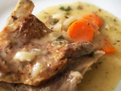 Смачні апетитні телячі реберця в сметанковому соусі