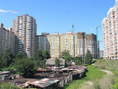 У Києві на Позняках чоловік перетворив двір на платну парковку: скільки заробляє