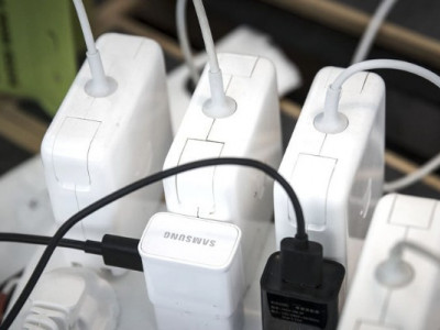 Чи небезпечно залишати зарядку від телефона в розетці - які ризики