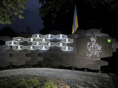У селі на Чернігівщині встановили унікальну стелу загиблим Героям