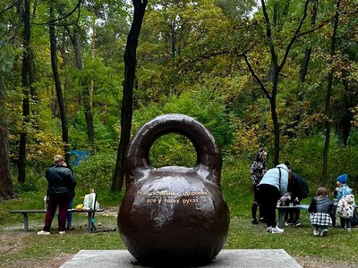 У Житомирському Гідропарку встановили пам’ятник гирі — символ сили та витривалості