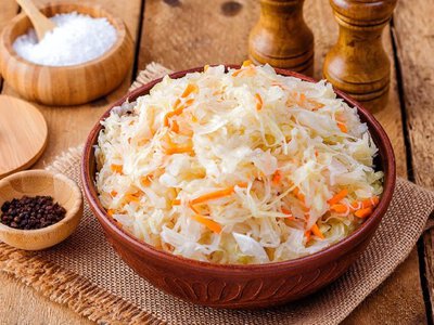 Коли квасити капусту, щоб вона була хрумкою і соковитою