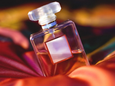 Пшик — і бабуся: 5 ароматів, які додають кілька десятків років