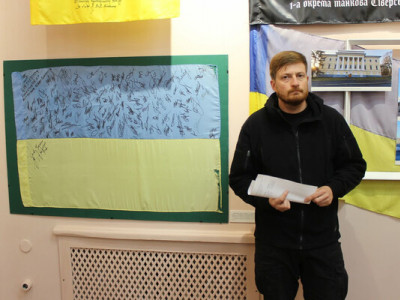 Прапор, який висів над будівлею госпіталю під час оборони Чернігова, передали до історичного музею (Фото)