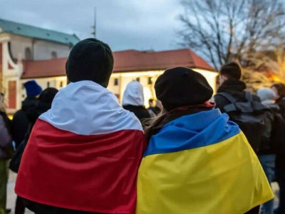 Українців у Польщі стає забагато: влада зупиняє прийом нових біженців