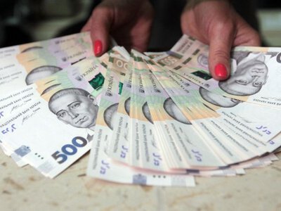 Українцям старше 40 років почнуть зараховувати гроші: названо обов'язкову умову
