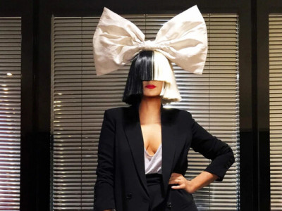 Колишній чоловік співачки Sia вимагає у неї аліменти 250 тисяч доларів, для підтримки розкішного способу життя