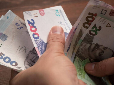Українцям виплачуватимуть майже 1300 грн грошової допомоги: як отримати