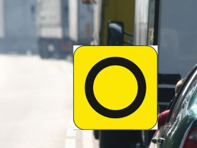 Дорожній знак із жовтим квадратом та чорним кільцем дивує водіїв: що він означає