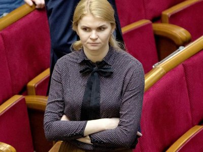 Рада позбавила мандата слугу народа Колісник, її замінить така сама потвора