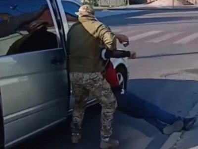 Чоловіка запихають у бус ТЦК: наскільки це законно