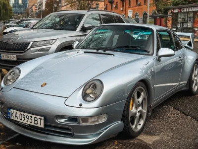 У Києві помітили колекційний Porsche із яскравим тюнінгом