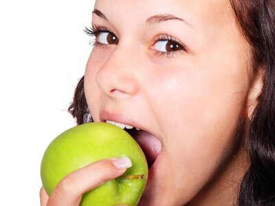 Лікарі повідомили, якими продуктами краще зміцнювати зуби