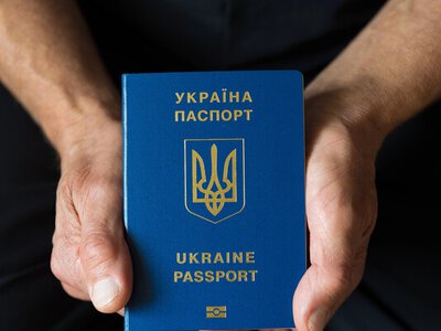 Верховна Рада вилучила російську мову з паспортів-книжечок українців