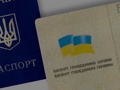 З українських паспортів нарешті приберуть записи російською