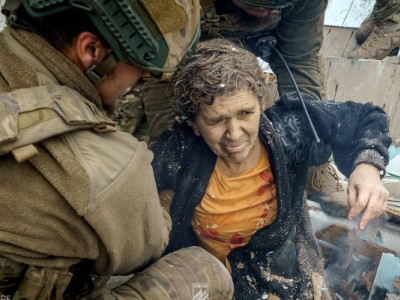 Бійці Азова та бригади Хижак врятували жінку та її кота з-під завалів