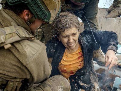 Бійці Азова та бригади Хижак врятували жінку та її кота з-під завалів