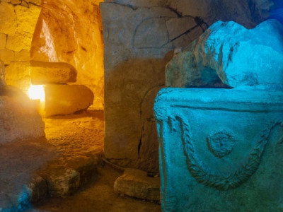 У Неаполі археологи вперше відкрили 2000-річний саркофаг і виявили тіло у відмінному стані