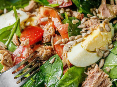 Як приготувати салат з тунцем та яйцем