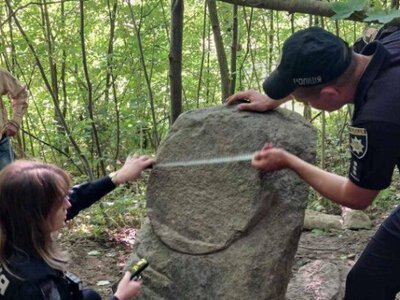 Віднайдена туристами на Житомирщині, в хащах, загадкова каменюка виявилась тисячолітнім артефактом надзвичайної цінності
