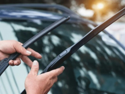 Штраф 510 гривень: що тепер не можна розміщувати на лобовому склі