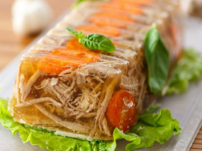 Прозорий, як сльоза, і ніжний, як мрія: готуємо ідеальний курячий холодець