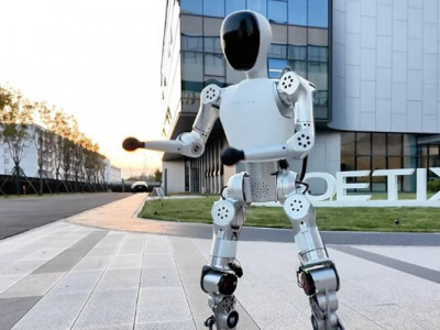 Маленькі роботи-гуманоїди за ціною смартфона викликали фурор у Китаї