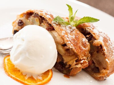 Неймовірний смак: рецепт яблучного штруделя з морозивом