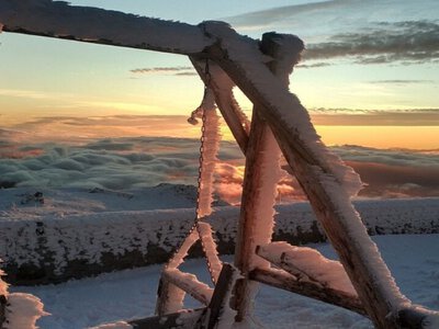 Погода збожеволіла? Карпати засипало снігом, тільки погляньте