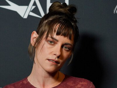 В обтислій мереживній сукні та лосинах: Крістен Стюарт вийшла на червону доріжку (фото)