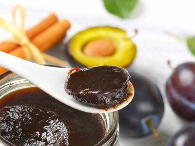 Соковита слива в шоколаді  – швидкий рецепт незвичного варення