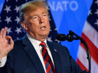 Трамп продовжує збирати подарунки — тепер це золота корона від Південної Кореї