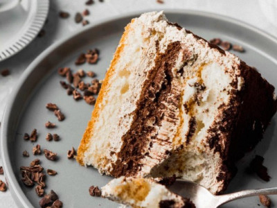 Торт "Кавовий" за 15 хвилин: ніжний десерт без духовки та турбот