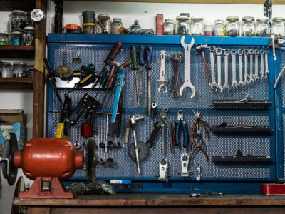 "Лютувальник" можна знайти у багатьох чоловіків у гаражі, але мало хто знає, що це за пристрій