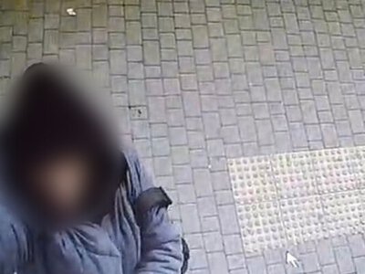 В Одесі жінка зірвала з магазину державний прапор України та викинула його у смітник