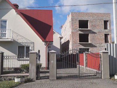 Скандал під вікнами: чому це будівництво розлютило мешканців вулиці