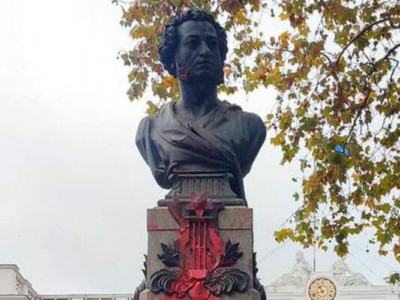 В Одесі пам’ятник Пушкіну закрили дерев’яними плитами замість демонтажу