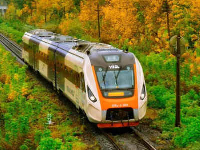 Зеленський хоче подарувати кожному українцю 3 тис. км потягом безкоштовно. Укрзалізниця пояснила, чому саме стільки