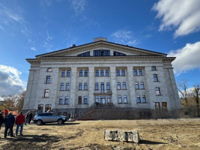 На кістках загиблих: окупанти готують відкриття драмтеатру в Маріуполі