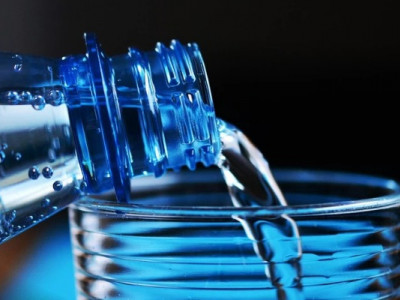 АМКУ оштрафував трьох виробників води за неправдиву інформацію про її властивості